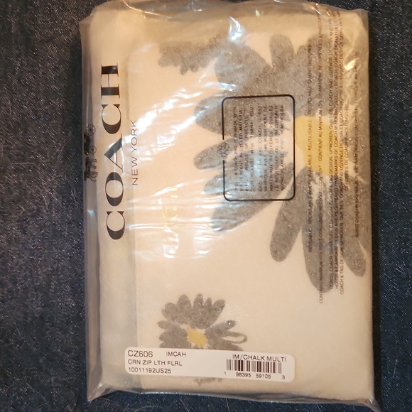 Coach Corner Zip Wristlet with Floral Print CZ606 - Picture 4 of 6